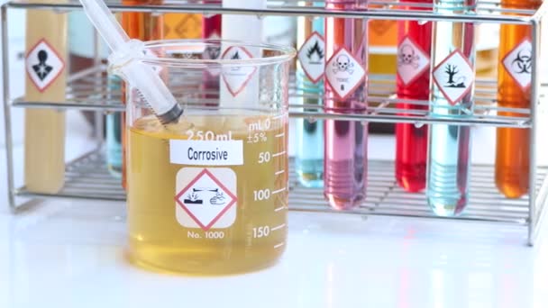 Διαβρωτικά Σύμβολα Χημικών Ουσιών Δοκιμαστικούς Σωλήνες Χημικές Ουσίες Στο Εργαστήριο — Αρχείο Βίντεο
