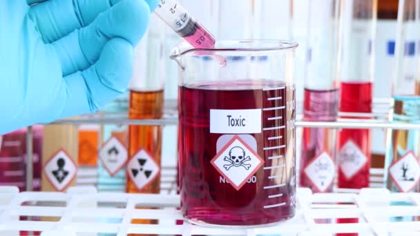 Giftiga Symboler För Kemikalier Glas Kemikalier Laboratoriet Eller Industrin — Stockvideo