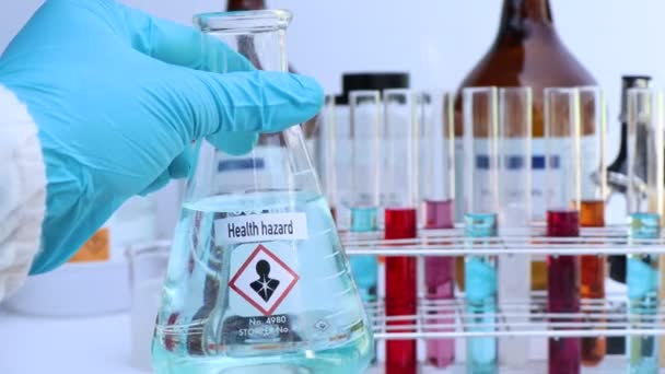 实验室或工业化学品中化学品的化学符号 — 图库视频影像