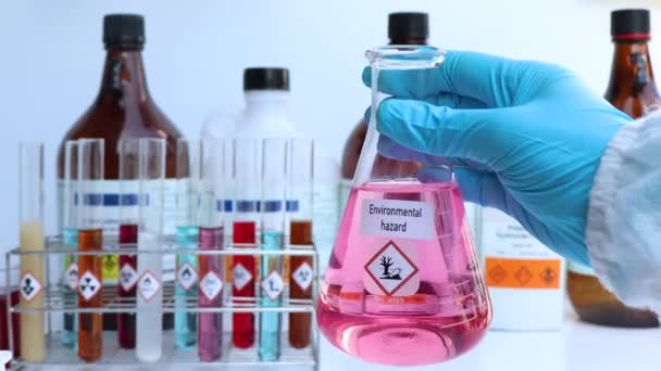 Zagrożenie Dla Środowiska Symbole Substancji Chemicznych Szkle Chemikaliach Laboratorium Lub — Wideo stockowe