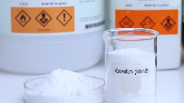 Mononátrium Glutamát Kémiai Tartályban Vegyi Anyag Laboratóriumban Iparban Nyersanyagok Előállításához — Stock videók