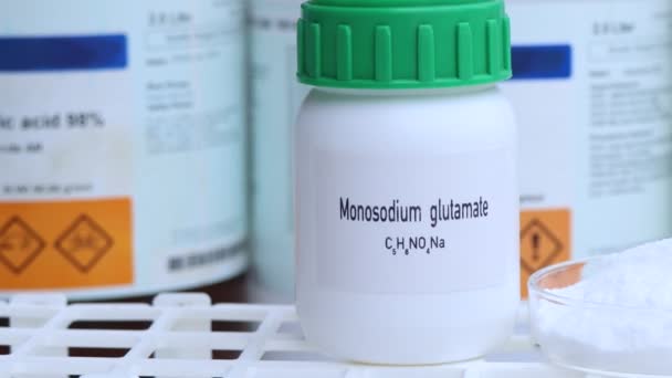 Mononátrium Glutamát Kémiai Tartályban Vegyi Anyag Laboratóriumban Iparban Nyersanyagok Előállításához — Stock videók