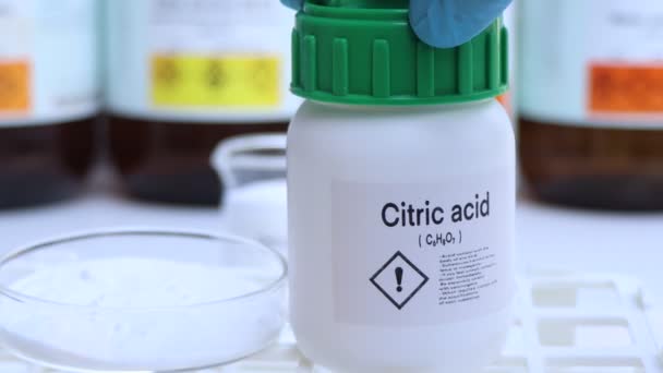 化学容器のシトリック酸 実験室および企業の化学薬品 生産または分析で使用される原料 — ストック動画