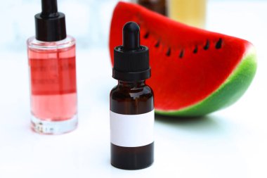 Karpuz özü, meyve özü kozmetik veya sağlık ürünlerinde, beyaz arka planda kullanılır. 