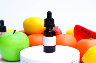 Meyve özütleri kozmetik veya sağlık ürünlerinde, beyaz arka planda kullanılır 