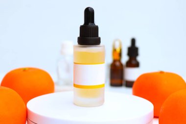 Portakal özü, meyve özü kozmetik veya sağlık ürünlerinde, beyaz arka planda kullanılır. 