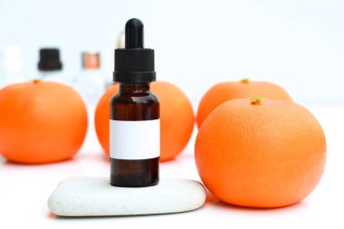 Portakal özü, meyve özü kozmetik veya sağlık ürünlerinde, beyaz arka planda kullanılır. 