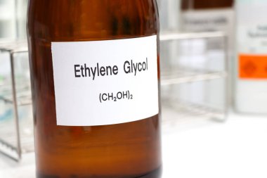 Konteynırda etilen glikol, laboratuvarda kimyasal analiz, endüstride kimyasal hammaddeler 