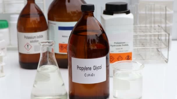 Propylenglykol Chemiebehälter Chemische Analyse Labor Chemische Rohstoffe Der Industrie — Stockvideo