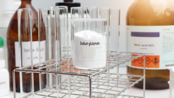 Nátrium Glutamát Kémiai Tartályban Vegyi Anyag Laboratóriumban Iparban Nyersanyagok Előállításához — Stock videók