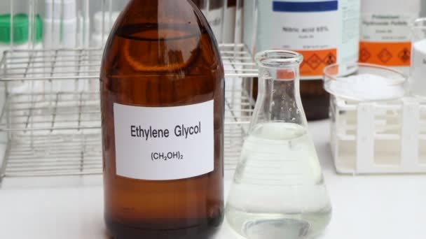 Ethyleen Glycol Recipiënt Chemische Analyse Laboratorium Chemische Grondstoffen Industrie — Stockvideo