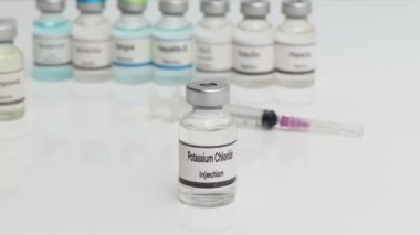 İlaç veya laboratuvar deneylerinde kullanılan bir şişe içindeki potasyum klorür.