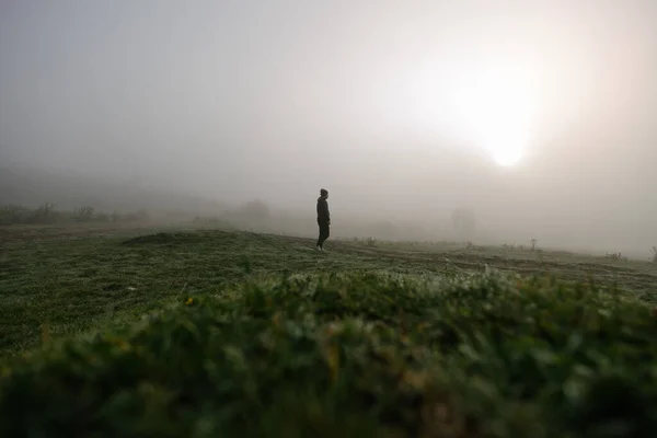 Hombre Medio Del Campo Por Mañana Con Niebla Niebla — Foto de Stock