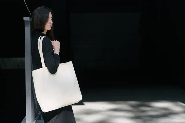 Kvinna Som Innehar Vit Textil Eco Bag Mot Urban City — Stockfoto