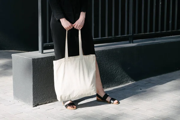 Donna Possesso Tessuto Bianco Eco Bag Sullo Sfondo Urbano Della — Foto Stock