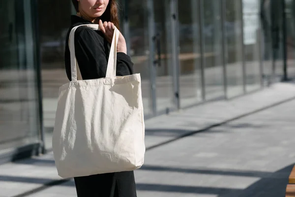 Femme Tenant Sac Éco Textile Blanc Sur Fond Urbain Concept — Photo