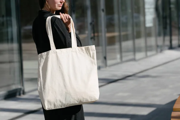 Wanita Memegang Tas Eco Tekstil Putih Dengan Latar Belakang Kota — Stok Foto