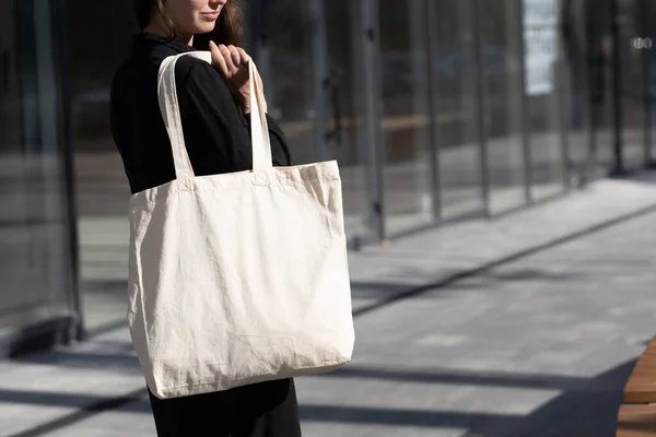 Kvinna Som Innehar Vit Textil Eco Bag Mot Urban City — Stockfoto