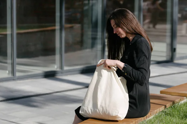 Vrouw Holding Witte Textiel Eco Tas Tegen Stedelijke Stad Achtergrond — Stockfoto
