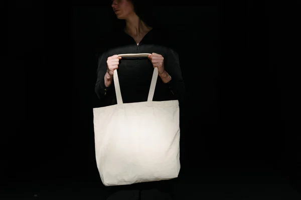 Femme Tenant Sac Éco Textile Blanc Sur Fond Urbain Concept — Photo