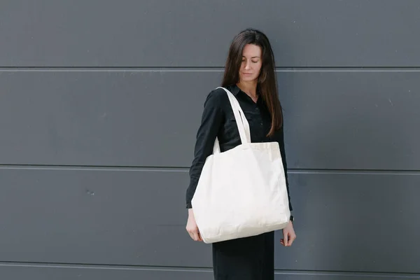 Mulher Segurando Saco Eco Têxtil Branco Contra Fundo Urbano Cidade — Fotografia de Stock