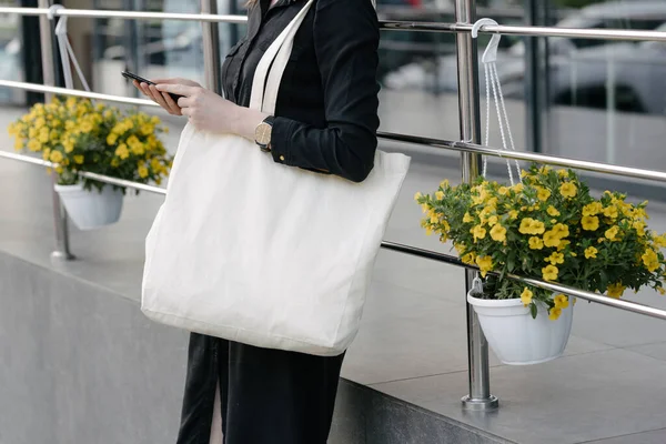 Mujer Sosteniendo Bolso Ecológico Textil Blanco Contra Fondo Urbano Ciudad —  Fotos de Stock