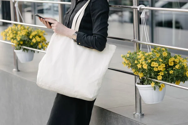 Woman Holding White Textile Eco Bag Urban City Background Ecology — Stock Photo, Image