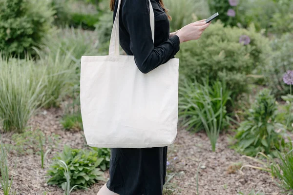 Wanita Memegang Tas Eco Tekstil Putih Dengan Latar Belakang Kota — Stok Foto
