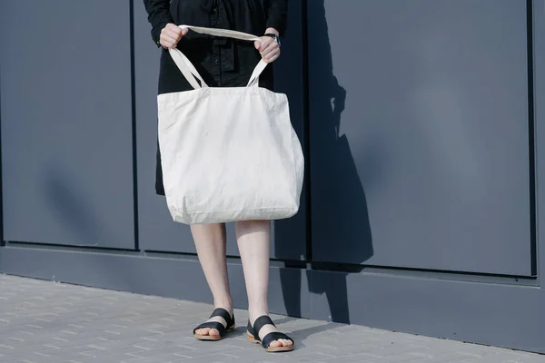 Donna Possesso Tessuto Bianco Eco Bag Sullo Sfondo Urbano Della — Foto Stock