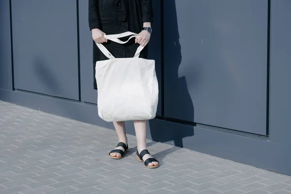 Mulher Segurando Saco Eco Têxtil Branco Contra Fundo Urbano Cidade — Fotografia de Stock