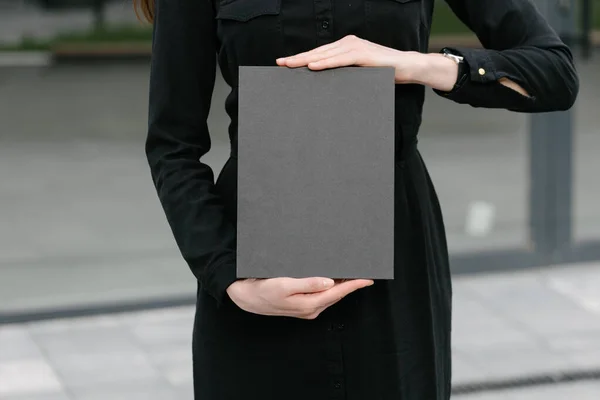 Cubierta Libro Negro Manos Mujer Portada Libro Para Maqueta —  Fotos de Stock