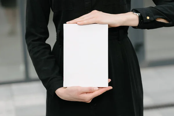 Portada Libro Blanco Manos Mujer Portada Libro Para Maqueta —  Fotos de Stock
