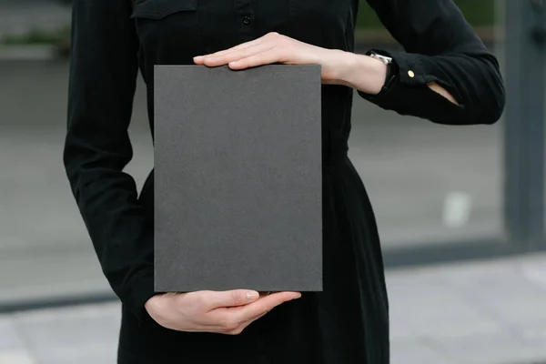 Cubierta Libro Negro Manos Mujer Portada Libro Para Maqueta —  Fotos de Stock