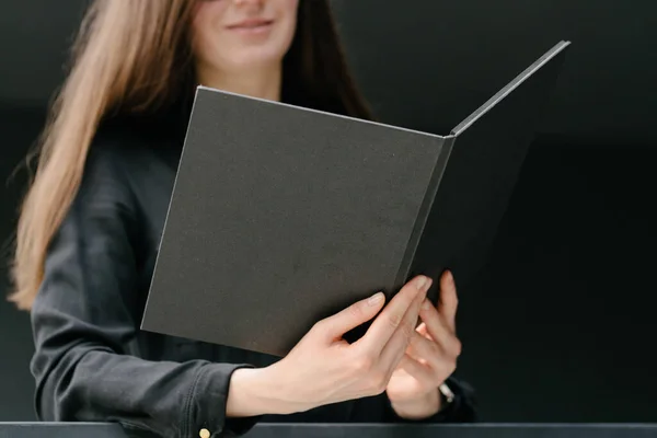 Μαύρο Εξώφυλλο Βιβλίου Στα Χέρια Της Γυναίκας Κάλυμμα Βιβλίου Για — Φωτογραφία Αρχείου