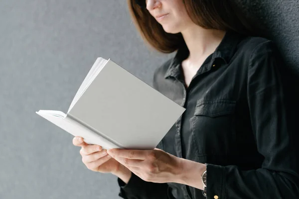 Weißer Bucheinband Frauenhänden Buchumschlag Für Attrappe — Stockfoto