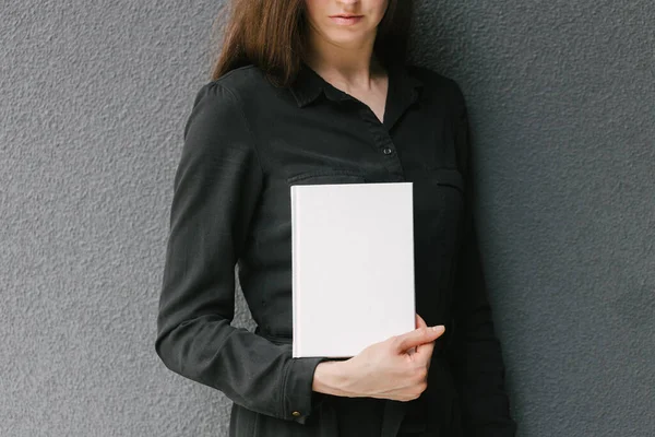 Weißer Bucheinband Frauenhänden Buchumschlag Für Attrappe — Stockfoto