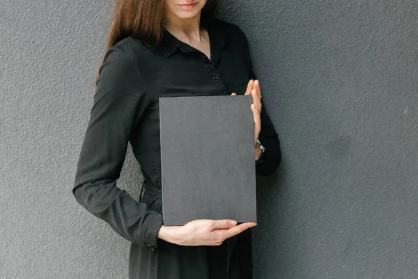 Zwarte Boekomslag Handen Van Een Vrouw Boek Cover Voor Mock — Stockfoto