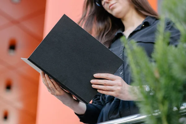Schwarzer Bucheinband Frauenhänden Buchumschlag Für Attrappe — Stockfoto