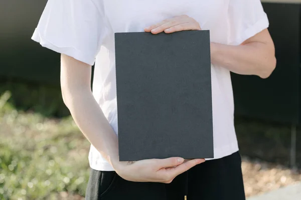 Siyah Kitap Kapağı Bir Kadının Elinde Model Için Kitap Kapağı — Stok fotoğraf