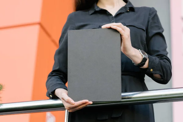 Schwarzer Bucheinband Frauenhänden Buchumschlag Für Attrappe — Stockfoto