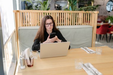 Dizüstü bilgisayar kullanan iş kadını