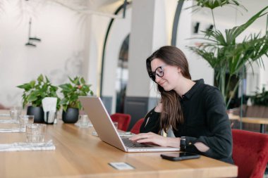 Dizüstü bilgisayar kullanan iş kadını