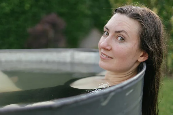 Woman Relaxing Outdoor Bath Tube Backyard Summertime — Stock Photo, Image
