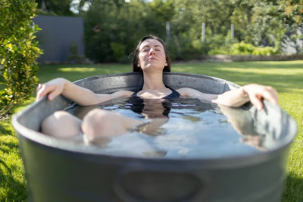 Mulher Relaxante Tubo Banho Livre Quintal Verão — Fotografia de Stock