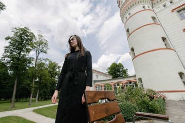 Polonya 'da bir sarayın ya da kalenin yanındaki kadın portresi