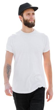 Beyaz arka planda logonuz ya da tasarımınız için yeri olan beyaz, boş tişört giyen bir adam yürüyor 