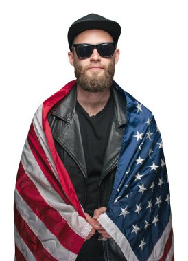 Vatansever hippi beyaz arka planda duygusal Amerikan bayrağı taşıyor.