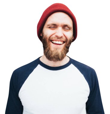 Hippi adam gülümsüyor ve beyaz arka planda izole edilmiş bir şapka takıyor.