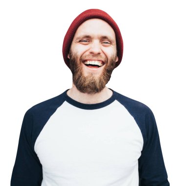 Hippi adam gülümsüyor ve beyaz arka planda izole edilmiş bir şapka takıyor.