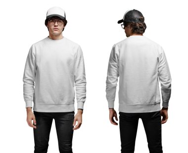 Beyaz eşofman üstü ve boş beysbol şapkası giyen bir adam beyaz arka planda tek başına duruyor..